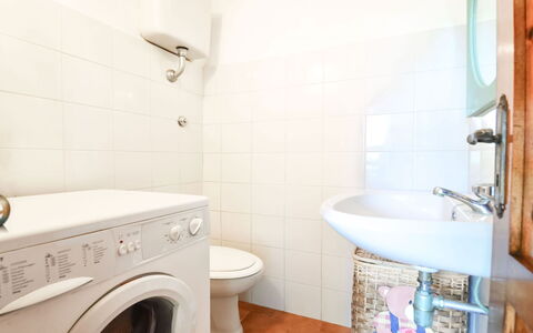 Villa Campanella: Gulvbelægning, Etage, Sanitærarmatur, Indretning, Badeværelse, Toilet, Toiletbræt, Vaskemaskine, Loft, Værelse