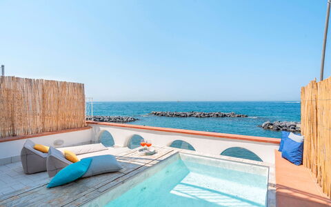 Villa Luce: Blå, Hav, Ocean, Udvej, Skygge, Kyst, Strand, Udendørs Møbler, Hotel, Svømmepøl