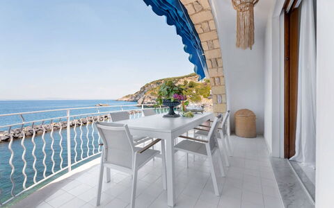 Villa Luce: Hav, Møbel, Ocean, Stol, Udendørs Møbler, Kyst, Udvej, Altan, Køkken & Spisebord, Restaurant