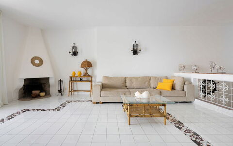 Villa Luce: Gulvbelægning, Møbel, Etage, Indretning, Væg, Stue, Belysning, Couch, Værelse, Hjem