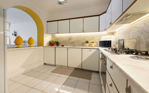 Villa Luce: Køkken, Indretning, Gulvbelægning, Countertop, Cabinetry, Køkken Apparat, Loft, Belysning, Etage, Større Bandage