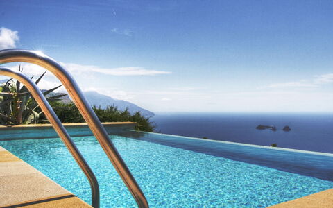 Villa Sant'Agata: Blå, Vand, Krop Af Vand, Svømmepøl, Hav, Udvej, Coastal Og Oceaniske Landskabsformer, Fritid, Ocean, Udendørs Møbler