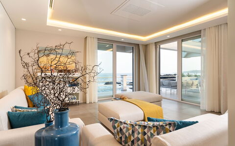 Villa del Faro: Indretning, Møbel, Gulvbelægning, Træ, Etage, Loft, Lejlighed, Belysning, Couch, Stue
