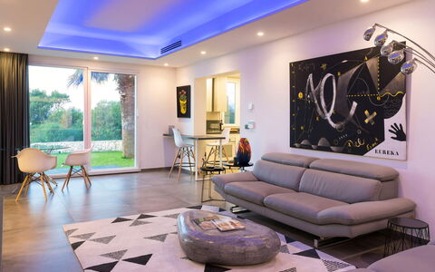 Villa Vernissage: Møbel, Indretning, Gulvbelægning, Etage, Couch, Loft, Stue, Hjem, Belysning, Bord