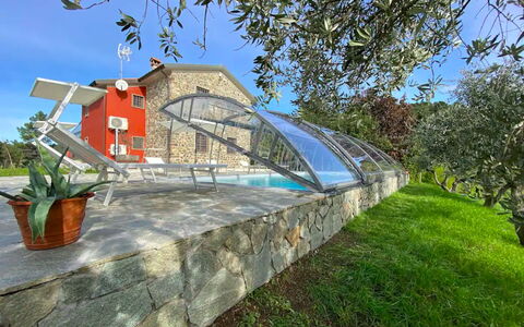 Villa Sarzana: Kompositmateriale, Svømmepøl, Skygge, Landscaping, Water Feature, Eco Hotel, Villa, Backyard
