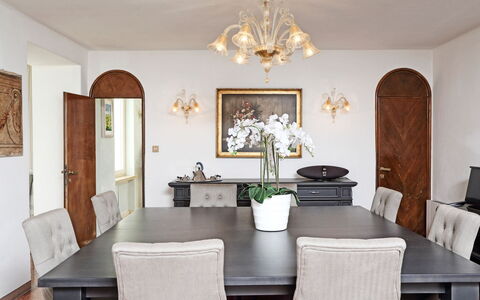Tenuta le Selve: Møbel, Indretning, Bord, Væg, Gulvbelægning, Træ, Stol, Spisestue, Lysarmatur, Køkken & Spisebord