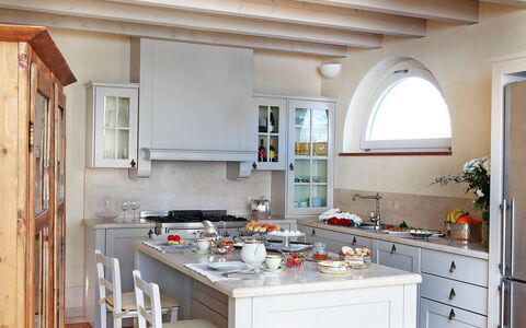 Tenuta le Selve: Møbel, Køkken, Indretning, Countertop, Gulvbelægning, Træ, Cabinetry, Køkken Apparat, Hjem, Belysning
