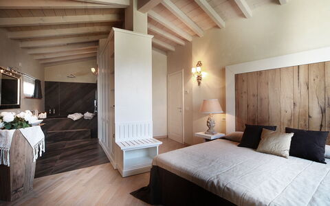 Tenuta le Selve: Møbel, Indretning, Seng, Soveværelse, Gulvbelægning, Væg, Etage, Loft, Træ, Værelse