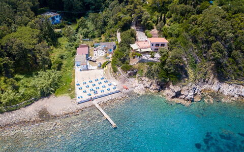 Villa Marciana: Udvej, Kyst, Coastal Og Oceaniske Landskabsformer, Svømmepøl, Kyst, Turistattraktion, Hav, Eco Hotel, Badeby, Fritid