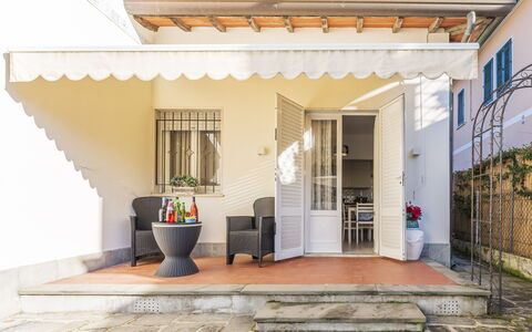 Casa Liliana Ac, Wifi, Forte Dei Marmi: Dør, Hjem, Blomsterkrukke, Møbel, Veranda, Markise, Stueplante, Stol, Udendørs Struktur, Udendørs Møbler