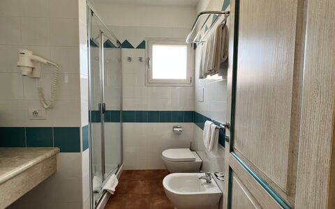 Apartments In Golfo Orosei: Gulvbelægning, Indretning, Sanitærarmatur, Etage, Vvs, Badeværelse, Flise, Toilet, Tap, Håndvask