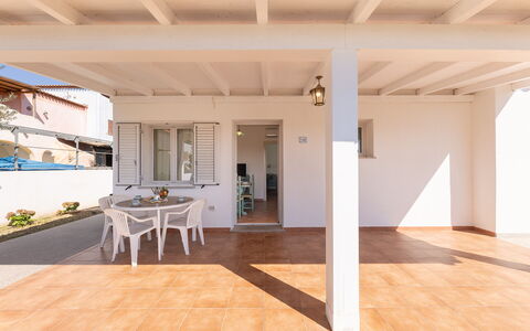 Apartments In Golfo Orosei: Gulvbelægning, Etage, Dør, Hjem, Veranda, Bejdse, Skygge, Hårdttræ, Altan, Dæk