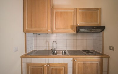 Perla Apartments: Køkken, Countertop, Køkken Apparat, Træ, Større Bandage, Cabinetry, Køkkenvask, Håndvask, Gulvbelægning, Sanitærarmatur