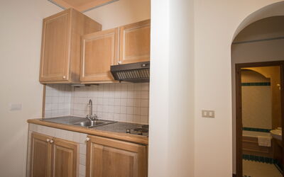 La Vela Apartments: Træ, Countertop, Indretning, Gulvbelægning, Cabinetry, Møbel, Køkken, Etage, Køkken Apparat, Større Bandage