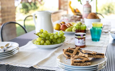 Il Pino Apartment: Mad, Bordservice, Serveware, Bord, Drinkware, Tallerkner, Møbel, Ingrediens, Frugt, Plade