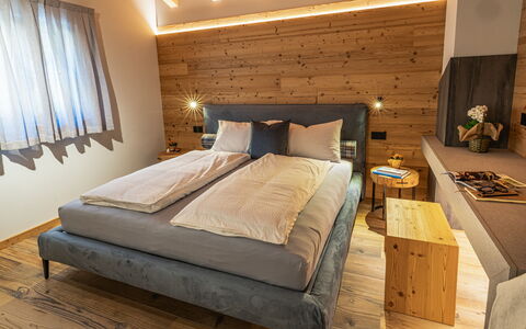 Baita Piciola: Indretning, Træ, Gulvbelægning, Soveværelse, Møbel, Seng, Etage, Loft, Bed Frame, Sengetøj