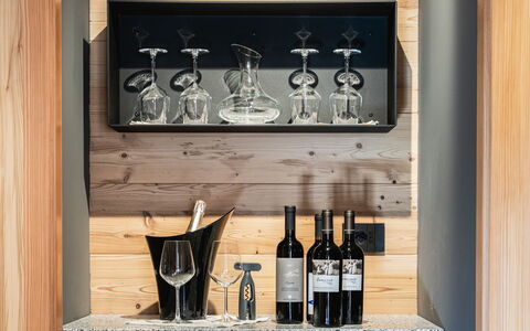 Baita Granda: Træ, Glasservice, Reoler, Hylde, Møbel, Flaske, Glas, Vin
