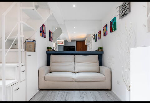 Duomo In 8 Stop: Møbel, Indretning, Couch, Gulvbelægning, Etage, Væg, Træ, Værelse, Stue, Lejlighed