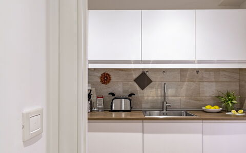 Suite Trastevere: Køkken, Køkken Apparat, Countertop, Indretning, Større Bandage, Cabinetry, Væg, Gulvbelægning, Træ, Møbel