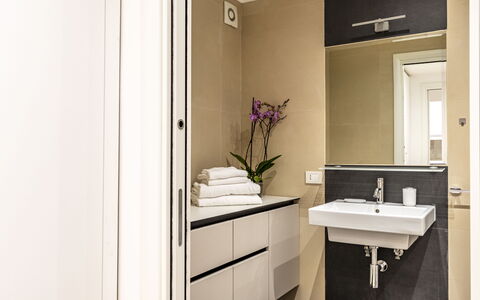 Suite Trastevere: Indretning, Væg, Gulvbelægning, Etage, Sanitærarmatur, Badeværelsesvask, Badeværelse, Badeværelsesskab, Håndvask, Spejl