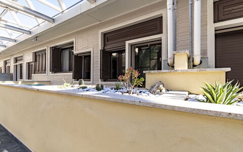 Suite Trastevere: Skygge, Beton, Altan, Dagslys, Gårdsplads, Stueplante