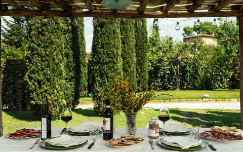 La Pergola: Møbel, Bord, Udendørs Møbler, Udendørs Bord, Have, Stol, Skygge, Landscaping, Gård, Backyard