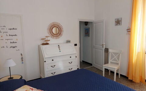 Casa Annalù With Garden, Wifi, Bogliasco: Møbel, Væg, Gulvbelægning, Etage, Indretning, Soveværelse, Træ, Seng, Værelse, Belysning