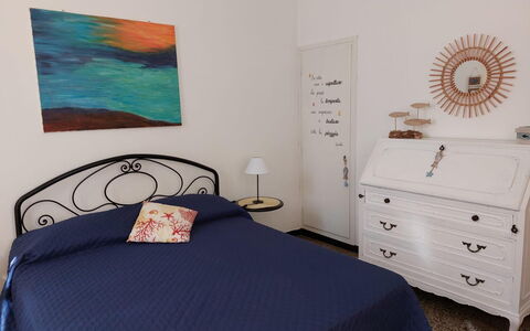 Casa Annalù With Garden, Wifi, Bogliasco: Møbel, Seng, Soveværelse, Sengetøj, Indretning, Sengetøj, Etage, Gulvbelægning, Træ, Sengetøj