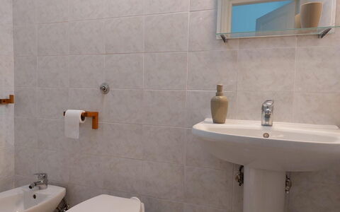 Casa Annalù With Garden, Wifi, Bogliasco: Badeværelse, Badeværelsesvask, Sanitærarmatur, Væg, Håndvask, Gulvbelægning, Indretning, Etage, Toilet, Toiletbræt