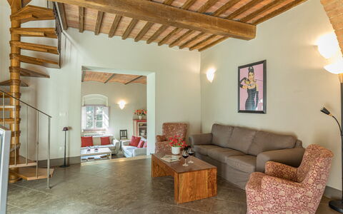 Villa Linchiano: Væg, Indretning, Møbel, Gulvbelægning, Træ, Loft, Etage, Couch, Værelse, Stue