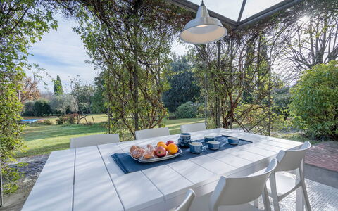 Il Villino Del Collezionista With Pool In Pistoia: Møbel, Bord, Køkken & Spisebord, Stol, Udendørs Bord, Udendørs Møbler, Skygge, Have, Restaurant, Glas