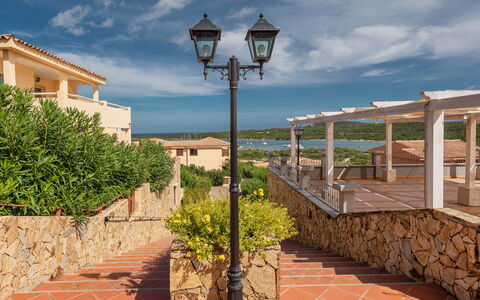 Golfo Aranci Apartments With Ac: Boligområde, Stad, Estate, Udvej, Altan, Eco Hotel, Skygge, Villa, Hacienda, Landscaping