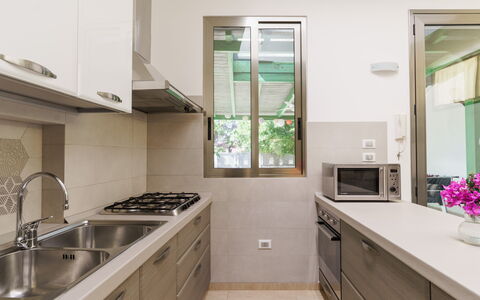 La Maison De Rosetta: Køkken, Køkken Apparat, Countertop, Større Bandage, Cabinetry, Gulvbelægning, Træ, Indretning, Husholdningsapparat, Køkkenvask