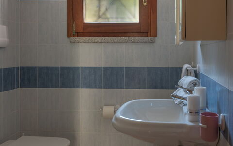 Budoni Homes Seaside, Ac And Bike: Sanitærarmatur, Gulvbelægning, Badeværelse, Indretning, Etage, Toiletbræt, Toilet, Vvs, Håndvask, Tap