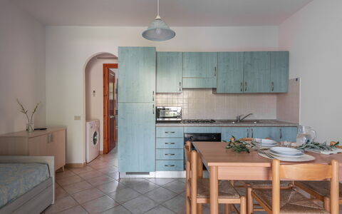 Budoni Homes Seaside, Ac And Bike: Gulvbelægning, Indretning, Etage, Møbel, Værelse, Lejlighed, Countertop, Loft, Køkken, Køkken & Spisebord