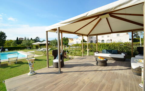 Villa Yvonne: Træ, Udendørs Møbler, Gulvbelægning, Skygge, Have, Gazebo, Etage, Møbel, Udendørs Struktur, Baldakin