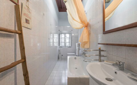 Ely Apartment In Villa, Wifi, Terricciola, Pisa: Sanitærarmatur, Gulvbelægning, Væg, Indretning, Badeværelse, Etage, Badekar, Loft, Vvs, Belysning