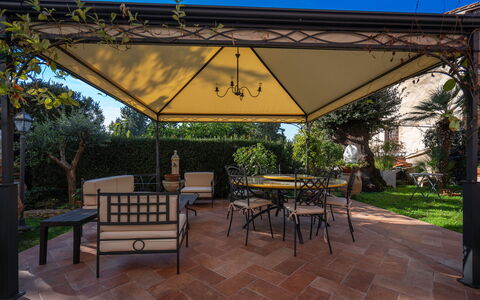 Ely Apartment In Villa, Wifi, Terricciola, Pisa: Gulvbelægning, Skygge, Udendørs Struktur, Have, Blomsterkrukke, Gazebo, Pavilion, Flise, Udendørs Møbler, Gårdhave