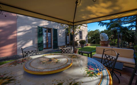 Ely Apartment In Villa, Wifi, Terricciola, Pisa: Dør, Blomsterkrukke, Have, Skygge, Stol, Estate, Stueplante, Gård, Landscaping, Design