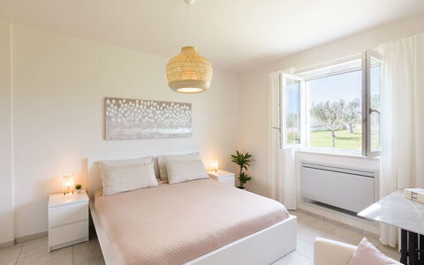 Villa Pallino: Seng, Møbel, Indretning, Soveværelse, Sengetøj, Væg, Sengetøj, Etage, Gulvbelægning, Loft