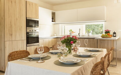 Villa Pallino: Møbel, Indretning, Køkken, Countertop, Træ, Cabinetry, Køkken Apparat, Bordservice, Gulvbelægning, Køkken & Spisebord