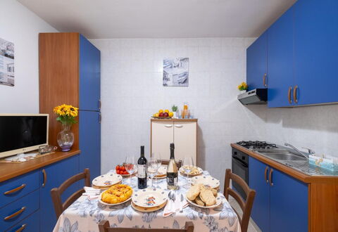 On The Sea San Foca,wifi, Ac: Lejlighed, Værelse, Stol, Stueplante, Hotel, Cabinetry, Gardin