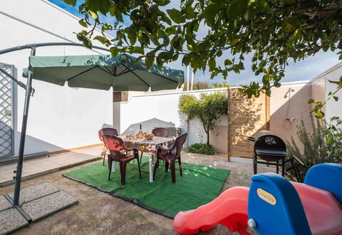 Sunny Haven Villa In Torre Lapillo: Have, Skygge, Blomsterkrukke, Udendørs Møbler, Gård, Backyard, Landscaping, Gårdsplads, Stol, Stueplante