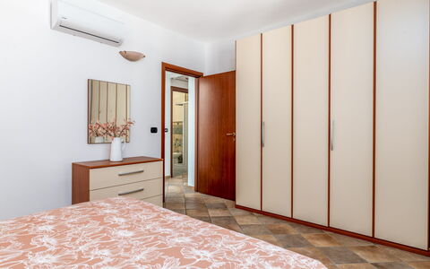 La Vista Mare Da Viola: Indretning, Gulvbelægning, Møbel, Træ, Etage, Seng, Værelse, Soveværelse, Cabinetry, Hjem