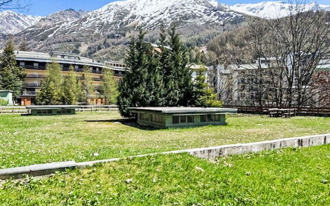 Madeski Apartment: Bakke, Bjergkæde, Hill Station, Lejlighed, Alps, Dal, Kam, Topmøde, Bjerglandsby, Massif