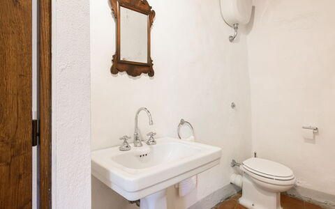 Villa Poggio La Croce: Badeværelsesvask, Sanitærarmatur, Væg, Håndvask, Badeværelse, Tap, Vvs, Indretning, Gulvbelægning, Etage