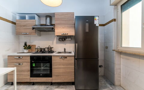 Villa Coralia: Køkken Apparat, Køkken, Større Bandage, Cabinetry, Countertop, Træ, Møbel, Indretning, Husholdningsapparat, Gulvbelægning