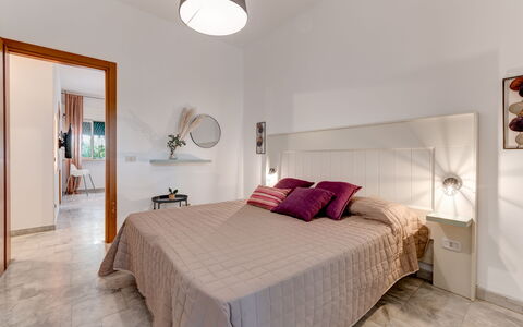 Villa Coralia: Møbel, Indretning, Seng, Gulvbelægning, Soveværelse, Træ, Etage, Loft, Værelse, Sengetøj