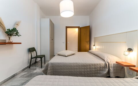 Villa Coralia: Indretning, Seng, Soveværelse, Væg, Møbel, Gulvbelægning, Sengetøj, Sengetøj, Etage, Loft
