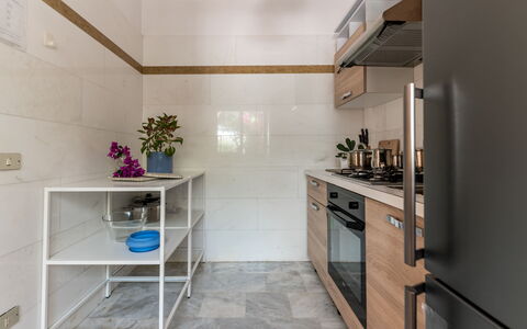 Villa Coralia: Gulvbelægning, Countertop, Indretning, Køkken, Cabinetry, Træ, Etage, Møbel, Køkken Apparat, Større Bandage